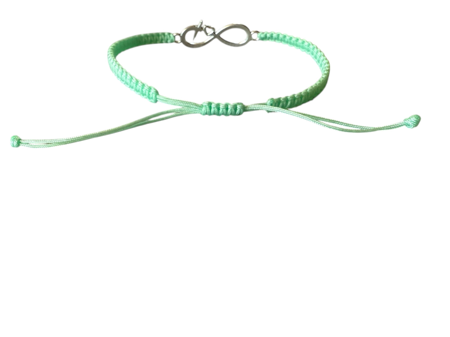 Makramee Armband Mintgrün mit Infinity-Herz-Anhänger – Handgemacht – Verstellbar 16–20 cm