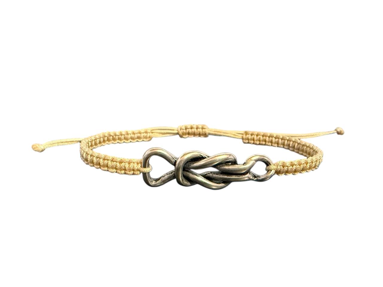 Makramee Armband „Kreuzknoten“ – Beige & Silber | Symbolisches Handgelenk-Statement