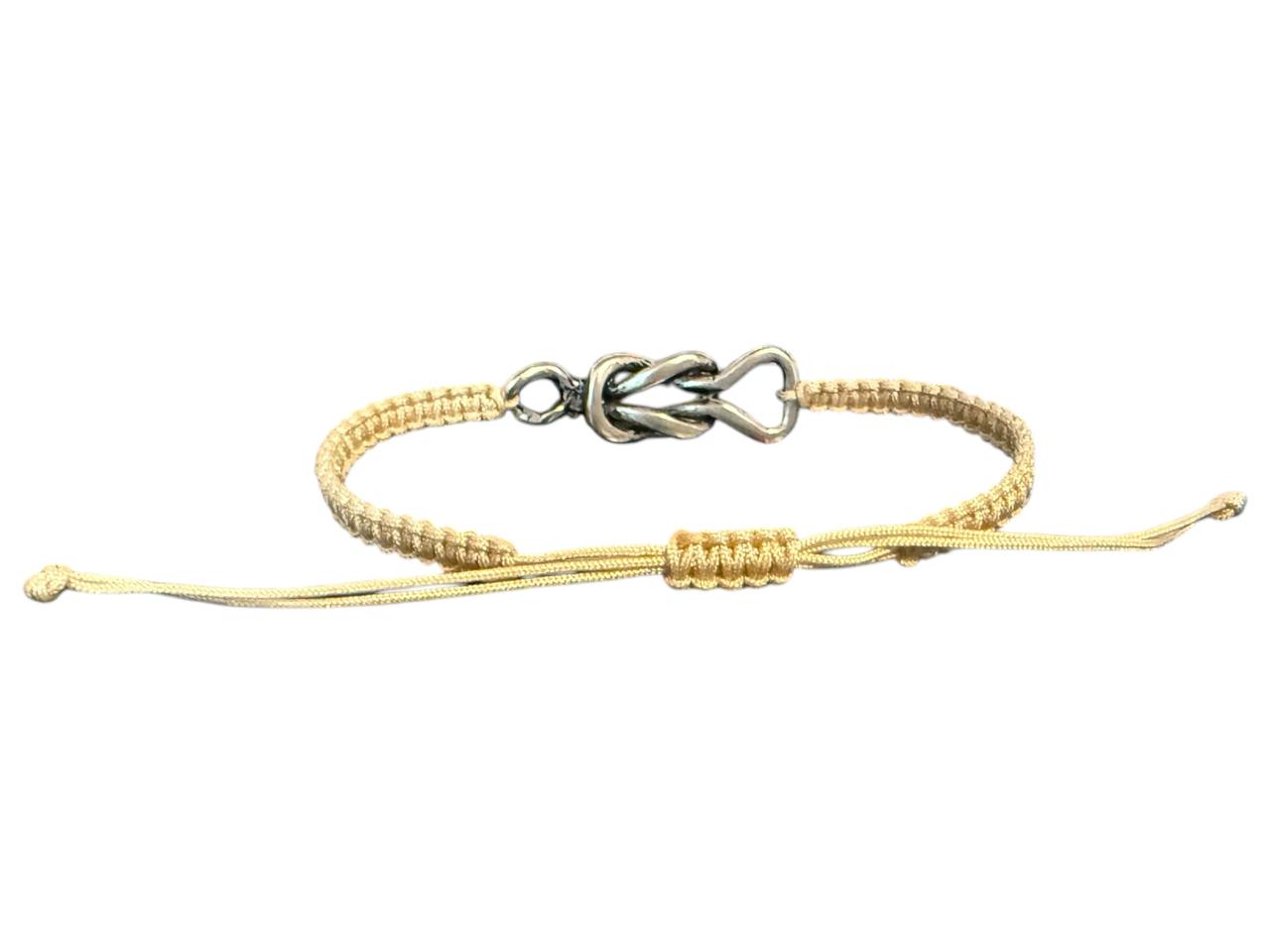 Makramee Armband „Kreuzknoten“ – Beige & Silber | Symbolisches Handgelenk-Statement