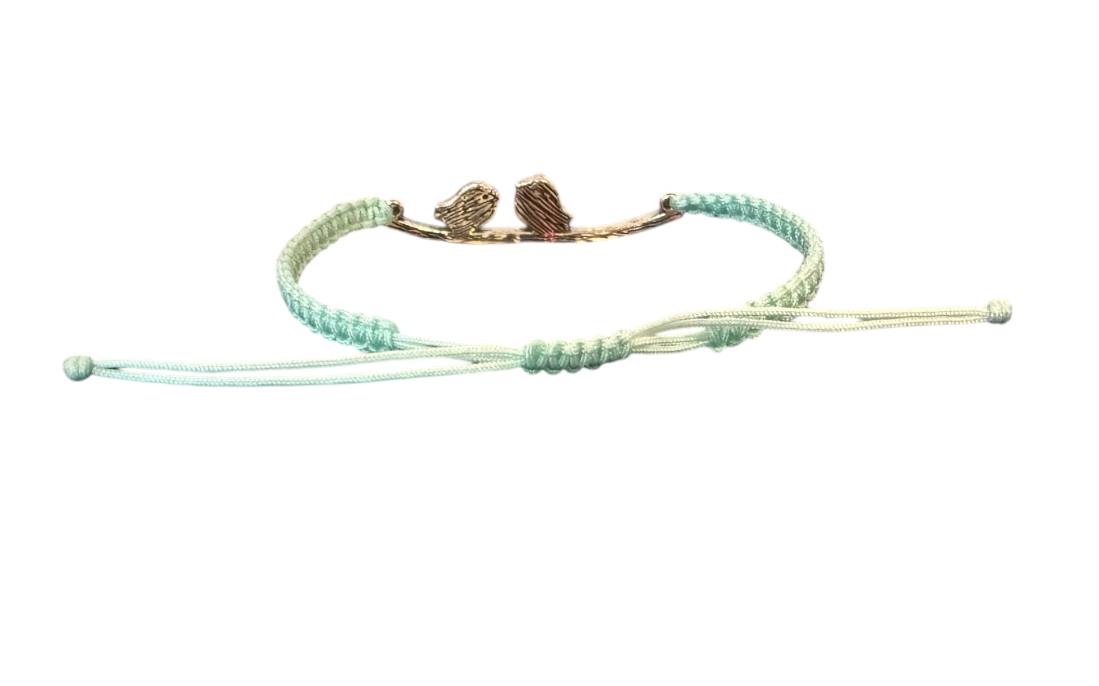 Makramee-Armband mit Spatzen-Anhänger – handgefertigt, verstellbar & personalisierbar | Symbol für Liebe & Freiheit (S6)