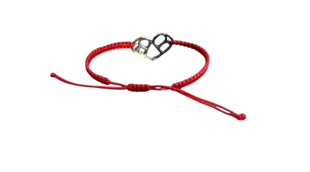 Handgefertigtes Makramee Armband „Herz“ – Rotes Band & Silberner Anhänger (25x20mm)