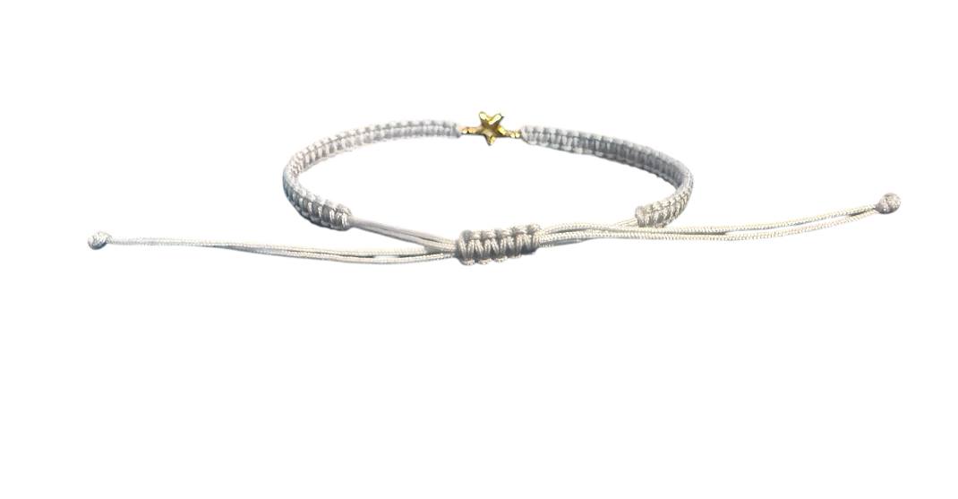 Handgefertigtes Makramee-Armband mit goldfarbenem Stern-Anhänger – personalisierbar & verstellbar | Symbolischer Schmuck für Damen & Herren (G12)