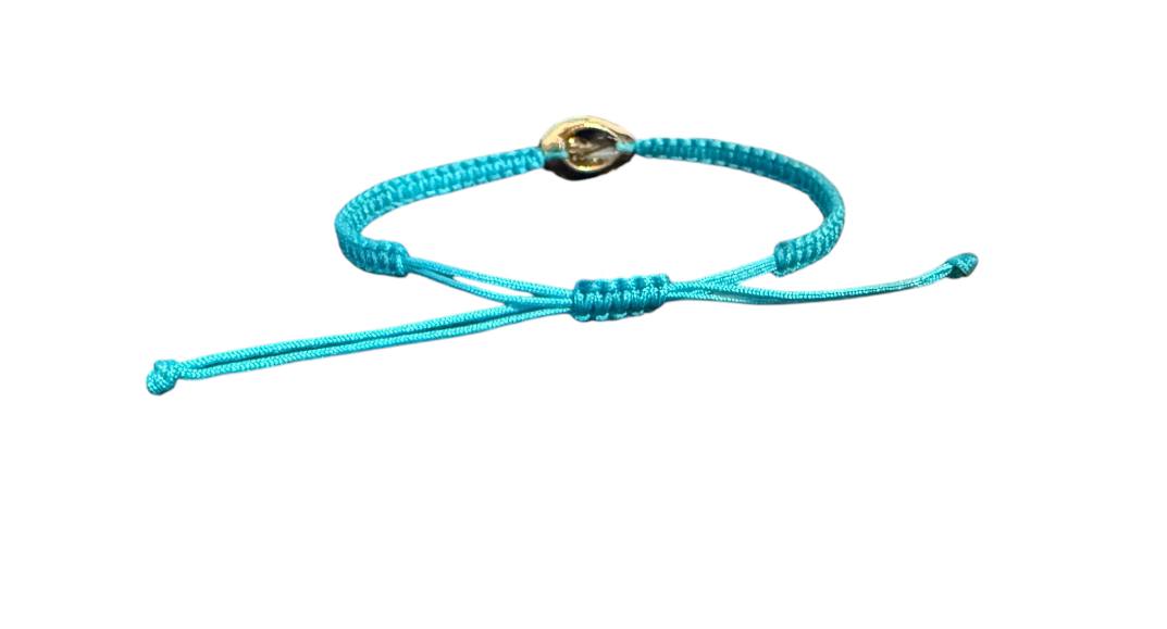 Handgefertigtes Makramee-Armband mit goldfarbener Muschel – personalisierbar & verstellbar | Sommerlicher Boho-Schmuck für Damen & Herren (G13)