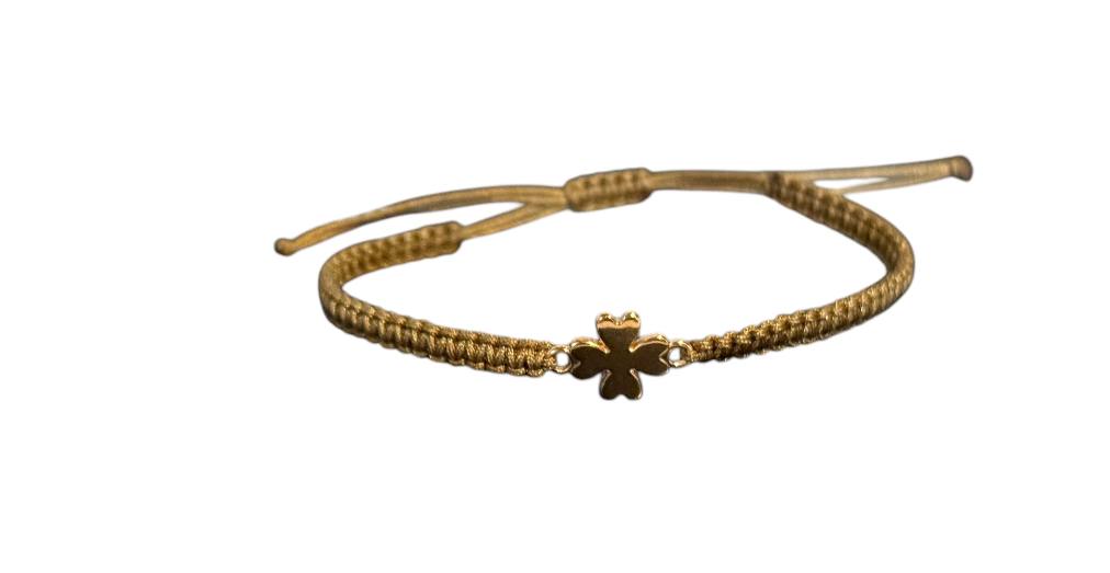 Handgefertigtes Makramee-Armband mit rosegoldfarbenem Kleeblatt – Glücksbringer in Wunschfarbe und Größe (R6)