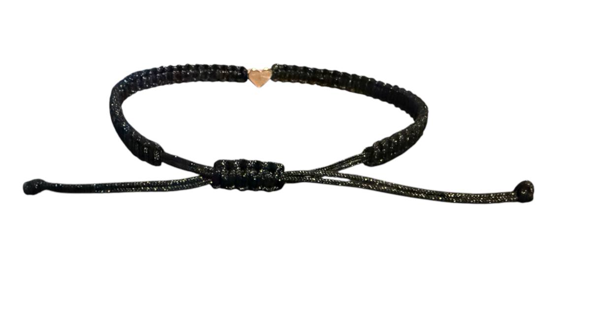 Handgefertigtes Makramee-Armband mit rosegoldfarbenem Herz – Individuell anpassbar in Farbe & Größe (R15)