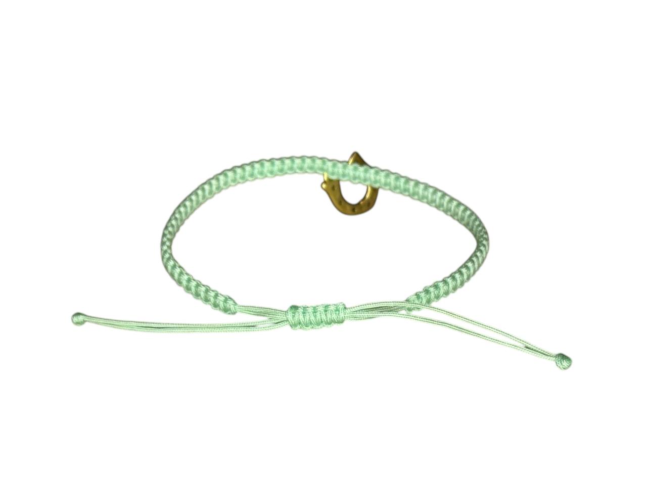 Makramee-Armband mit bronzefarbenem Hufeisen – Handgefertigt, individuell anpassbar in Farbe & Größe (B8)