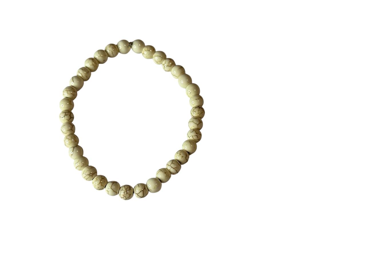Personalisierbares Perlenarmband – Beige marmorierte Keramikperlen – Handgefertigt & elastisch (015)