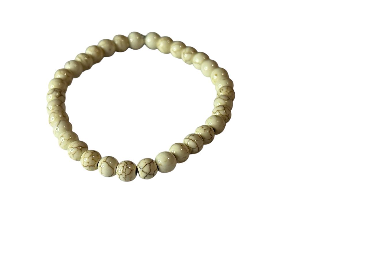 Personalisierbares Perlenarmband – Beige marmorierte Keramikperlen – Handgefertigt & elastisch (015)