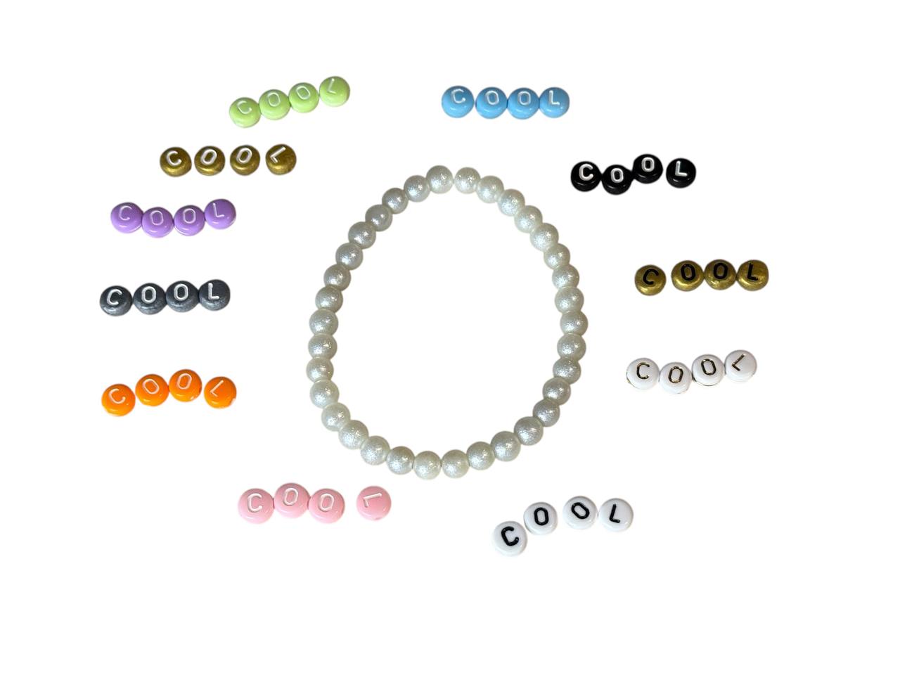 Handgefertigtes Perlenarmband – Weiße Glasperlen mit Glitzer – Personalisierbar mit Wunschname – Elastisch & Individuell (016)
