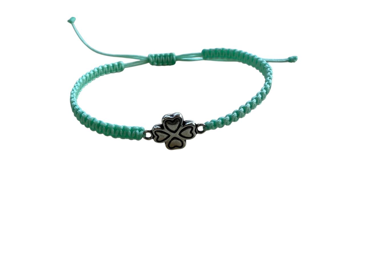 Handgefertigtes Makramee-Armband mit silbernem Kleeblatt – personalisierbar & verstellbar | Glücksbringer für jeden Anlass (S20)