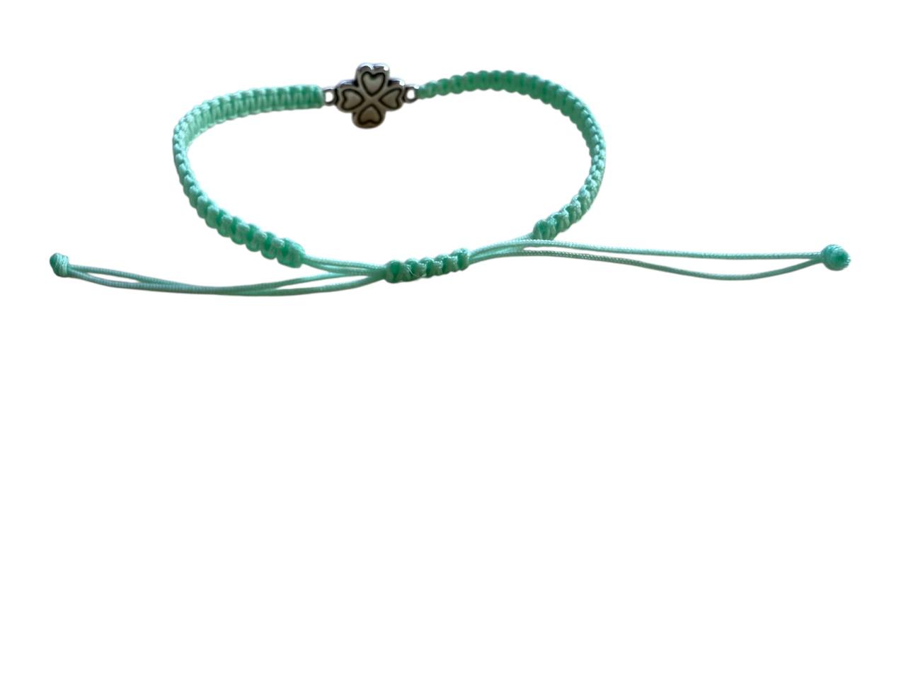Handgefertigtes Makramee-Armband mit silbernem Kleeblatt – personalisierbar & verstellbar | Glücksbringer für jeden Anlass (S20)