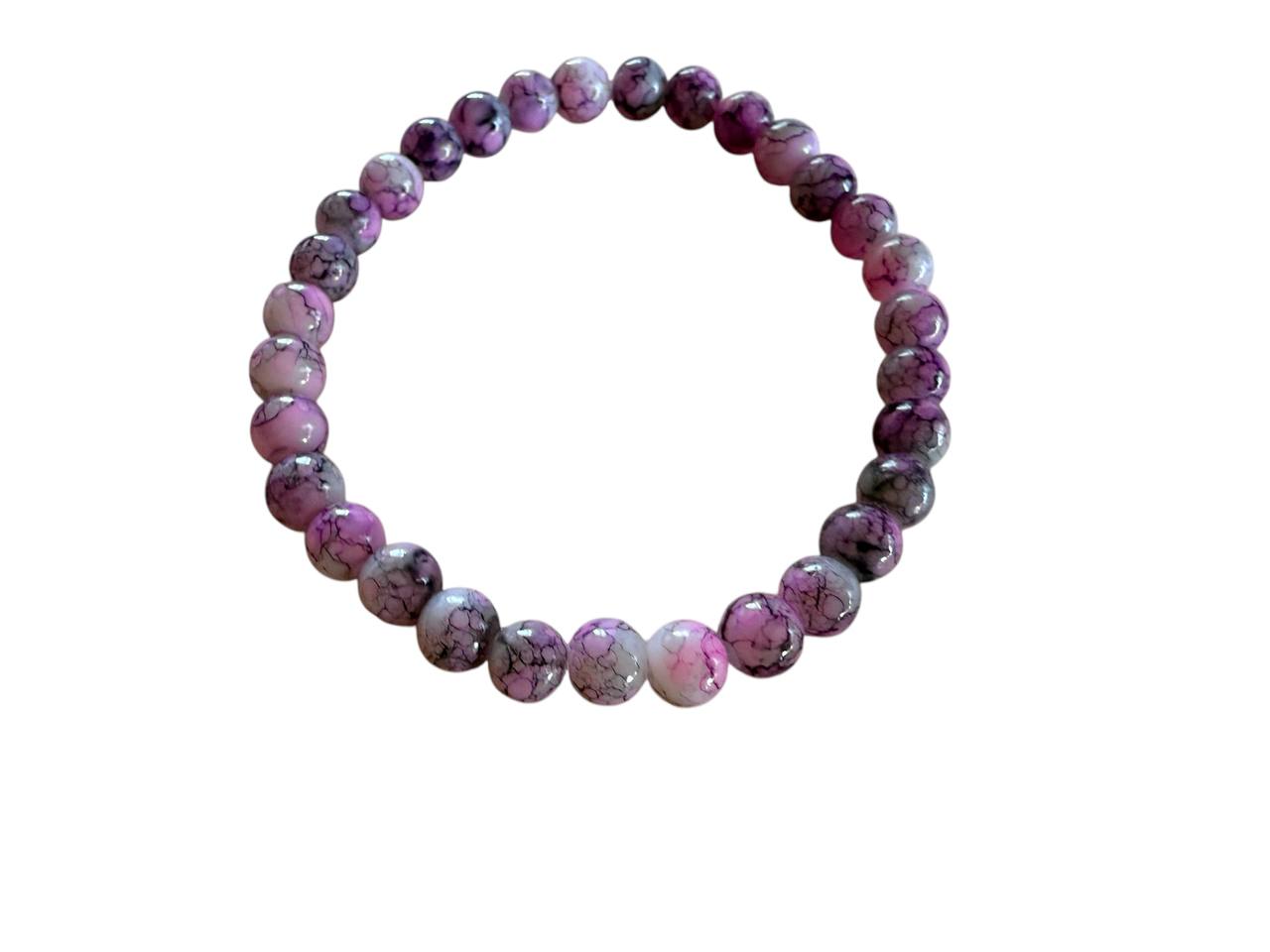 Handgemachtes Armband mit lila Glasperlen – Personalisierbar mit Wunschname – Elastisch in 5 Größen (037)