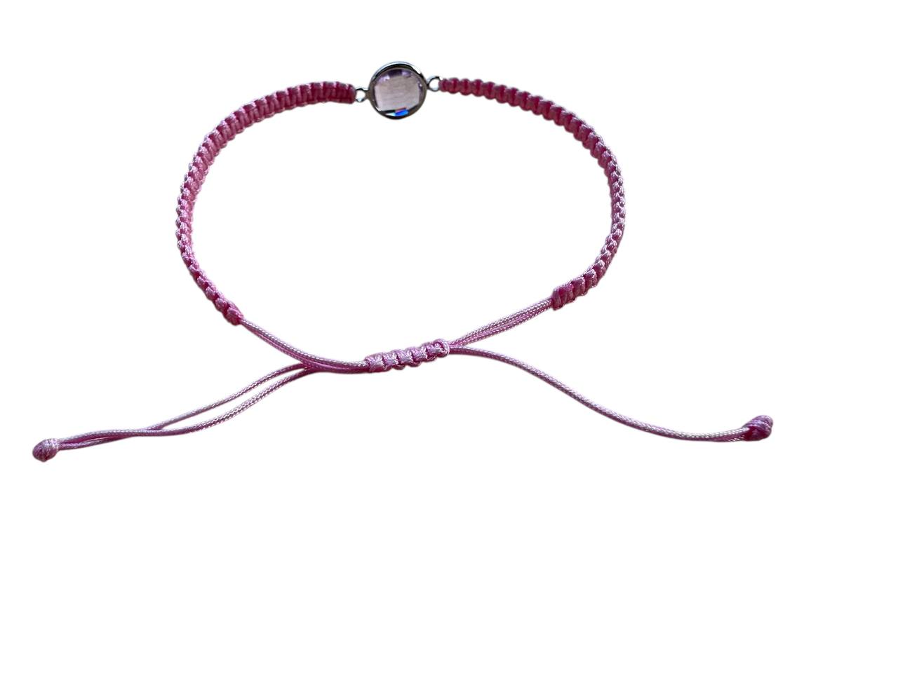 Handgefertigtes Makramee-Armband mit silbernem Anhänger und rosafarbenem Glaselement – personalisierbar & verstellbar | Eleganter Boho-Schmuck (S22)