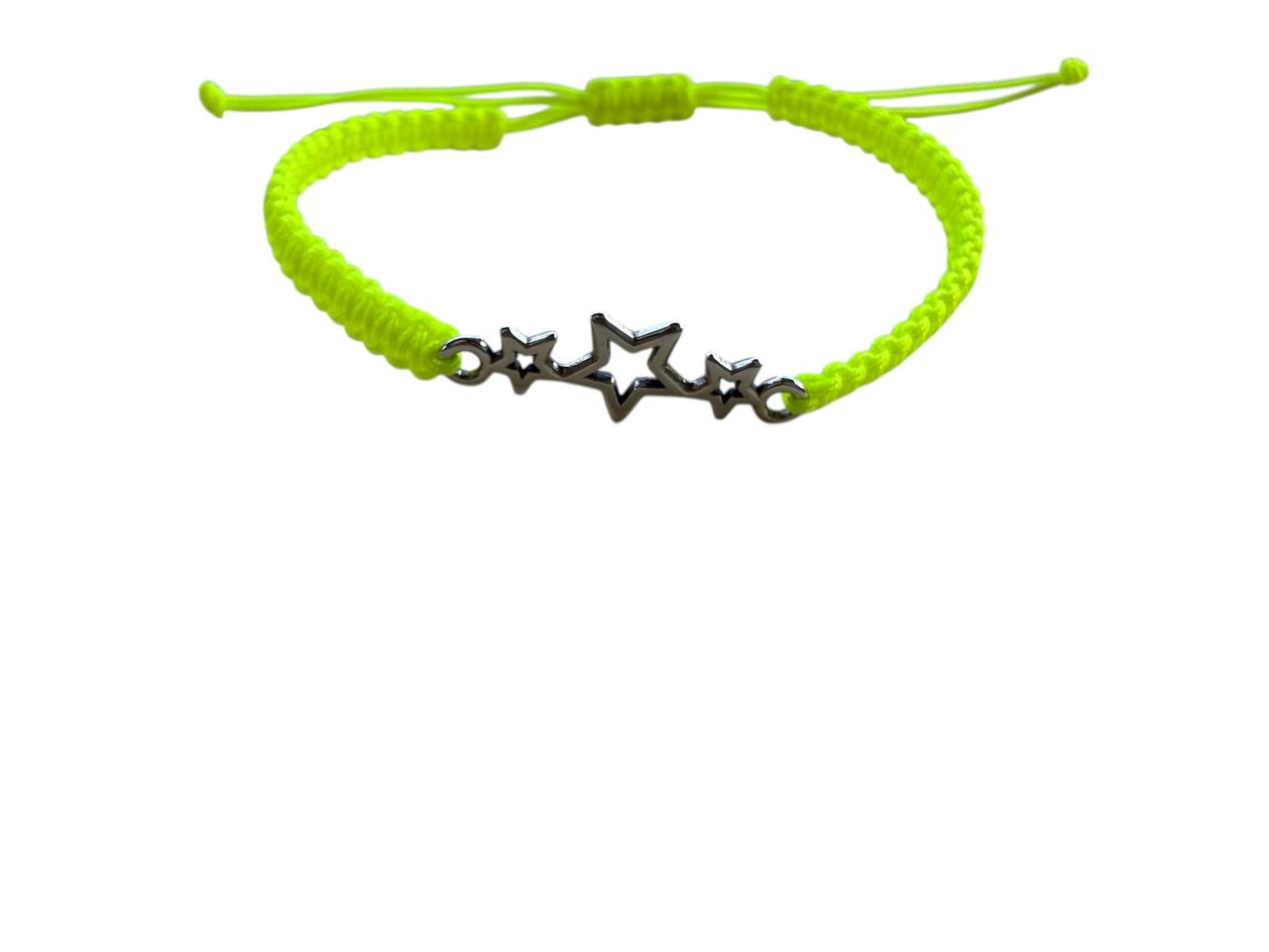 Handgefertigtes Makramee Armband „Sterne“ – Neongelb & Silber Anhänger (25x10mm)