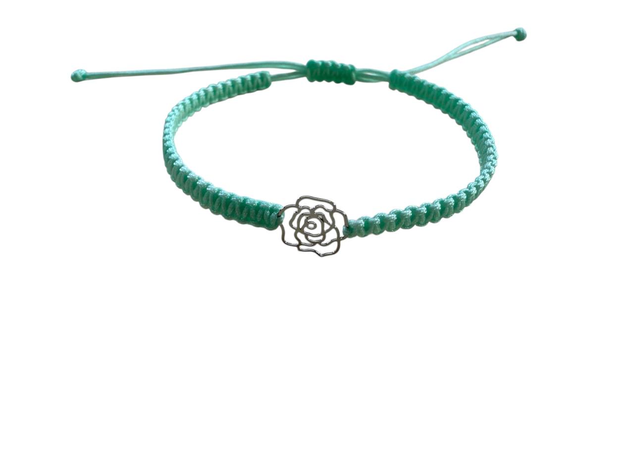 Handgefertigtes Makramee Armband „Rose“ – Mintgrün & Silber Anhänger (10x10mm)