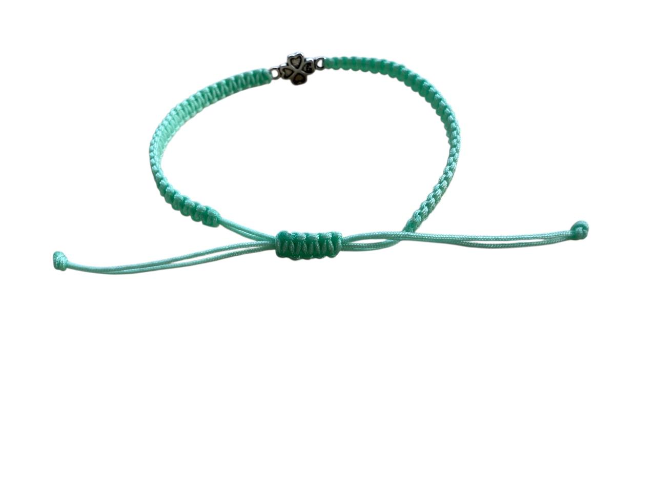 Handgefertigtes Makramee Armband „Kleeblatt“ – Mintgrün & Silber (15x10mm)