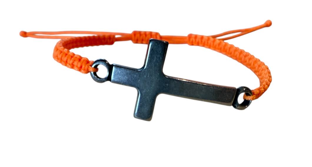 Makramee Armband Neonorange mit silbernem Kreuz – Handgemacht & verstellbar (16–20 cm)