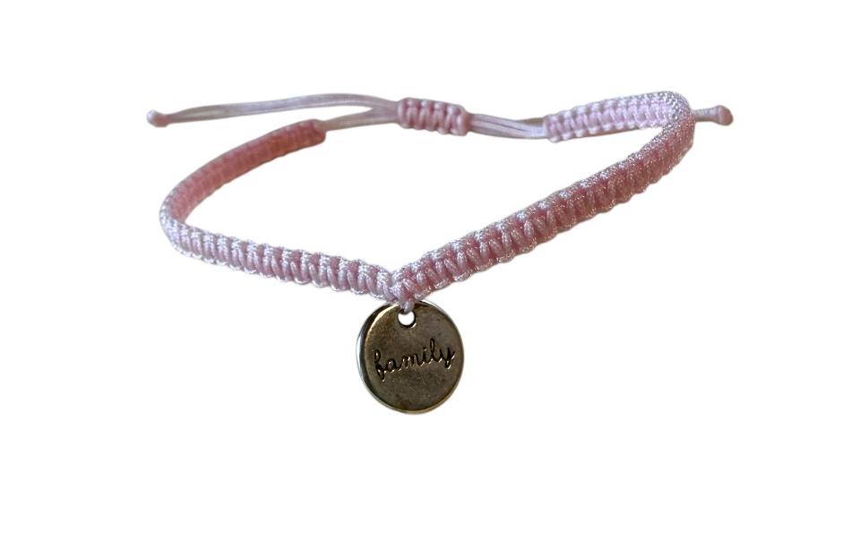 Makramee Armband „Family“ 💞 – Handgemacht in Rosa mit silbernem Anhänger
