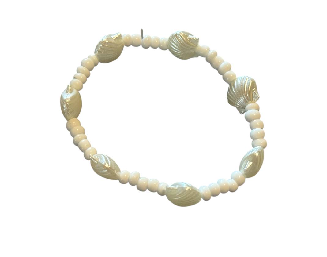 Handgemachtes elastisches Armband – Weiße Glasperlen & Muscheln – 16cm