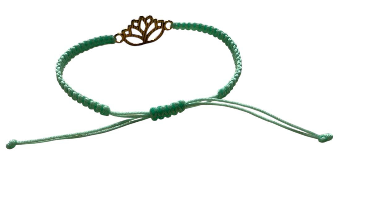 Makramee Armband mit goldener Lotusblüte – handgemacht – verstellbar – 38 Farben – Symbol für Achtsamkeit – LiSoEl (G29)