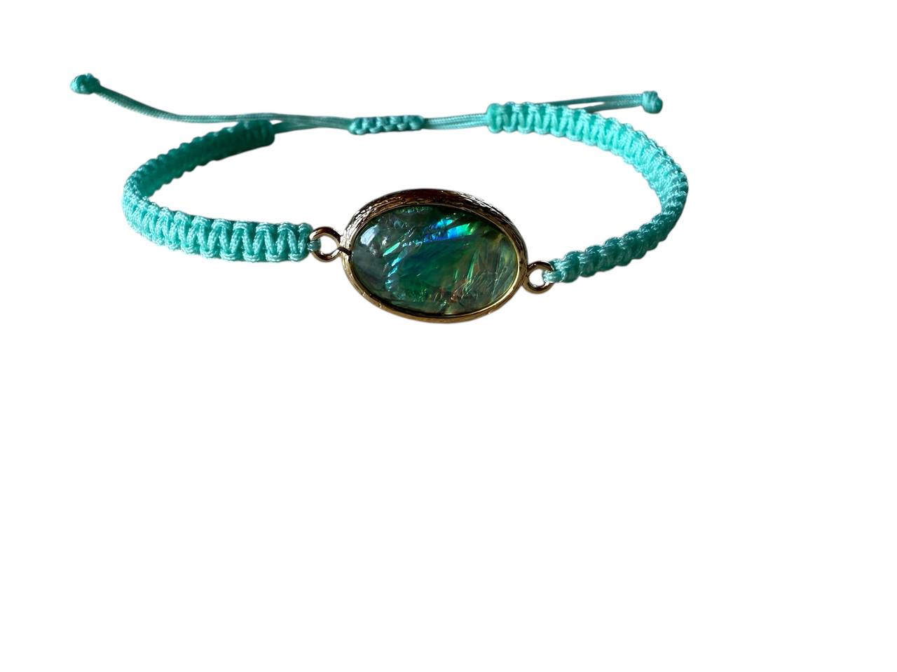 Makramee Armband mit grün schimmerndem Glasstein – Roségold | Handgefertigt & individuell wählbar (R24)