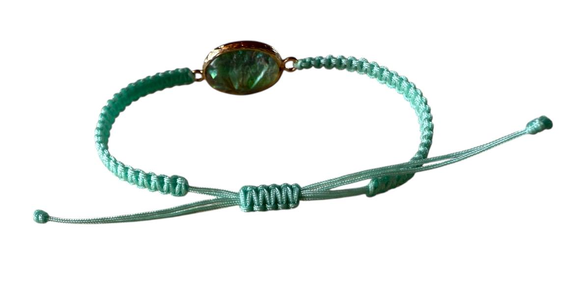 Makramee Armband mit grün schimmerndem Glasstein – Roségold | Handgefertigt & individuell wählbar (R24)