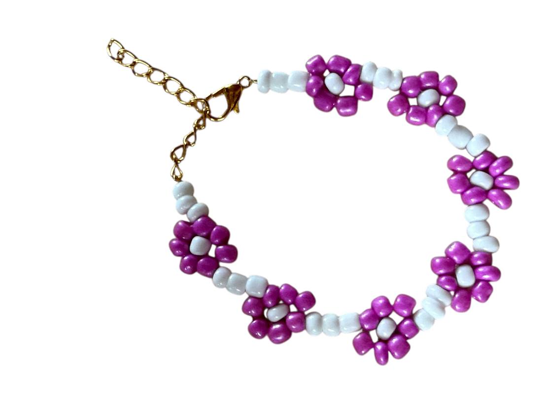 Handgefertigtes Perlenarmband mit weißen & pinken Perlenblumen – Goldverschluss | Größen XS-XL + 4cm Verlängerung