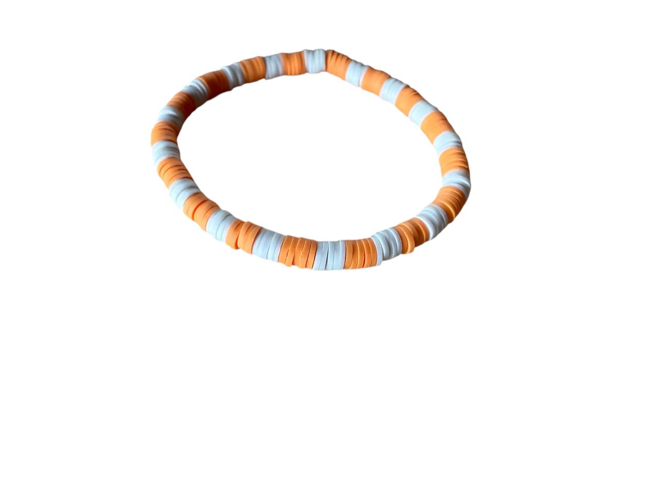 Handgemachtes Perlenarmband aus Ton – Hellorange & Weiß – Elastisch, 16 cm Umfang