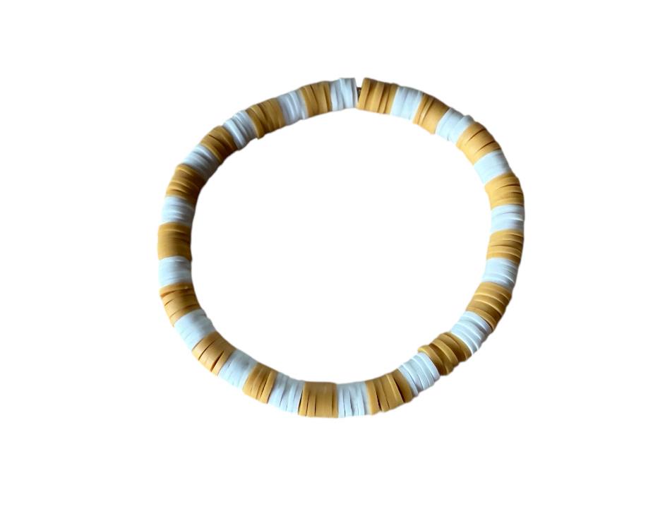 Elastisches Tonperlen-Armband – Handgefertigt in Ocker & Weiß – 16 cm Umfang