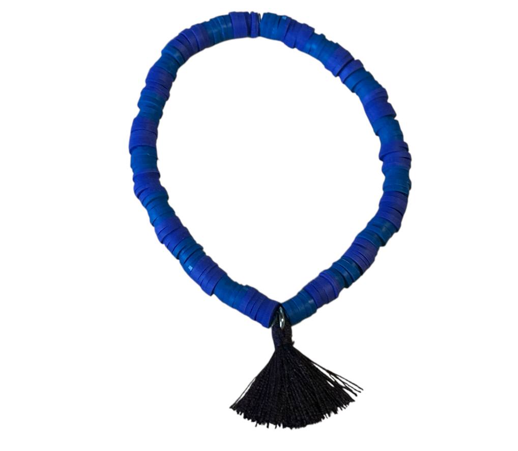 Elastisches Perlenarmband Lila & Blau mit Quaste – Handgemachtes Makrameearmband aus Tonperlen