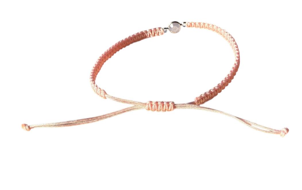 Handgefertigtes Makramee Armband mit rosa Band & silbernem Anhänger – Rosafarbenes Glas | Verstellbar 16–20cm