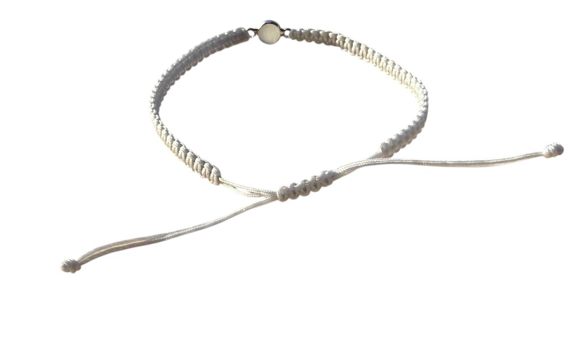Makramee Armband Hellgrau mit weißem Glasstein & Silberanhänger – Handgefertigt & verstellbar