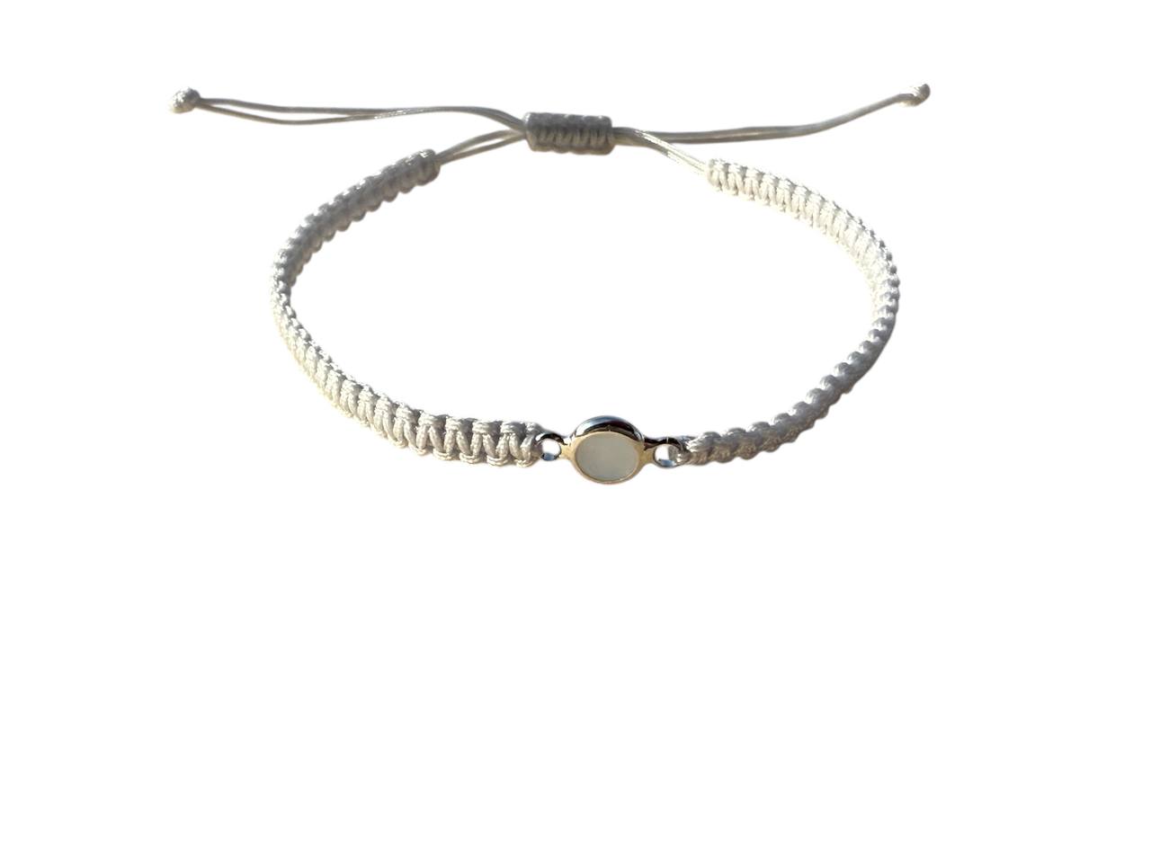 Makramee Armband Hellgrau mit weißem Glasstein & Silberanhänger – Handgefertigt & verstellbar