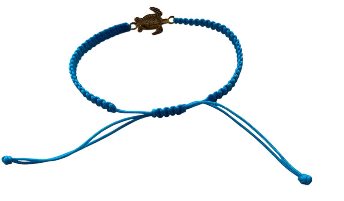 Makramee Armband mit goldener Schildkröte 🐢 – Handgefertigt & individuell anpassbar