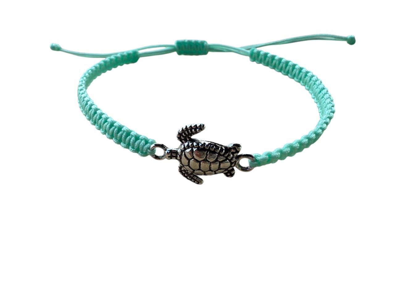Makramee Armband mit Schildkröten-Anhänger 🐢 – Mintgrün & Silber – handgemacht & größenverstellbar
