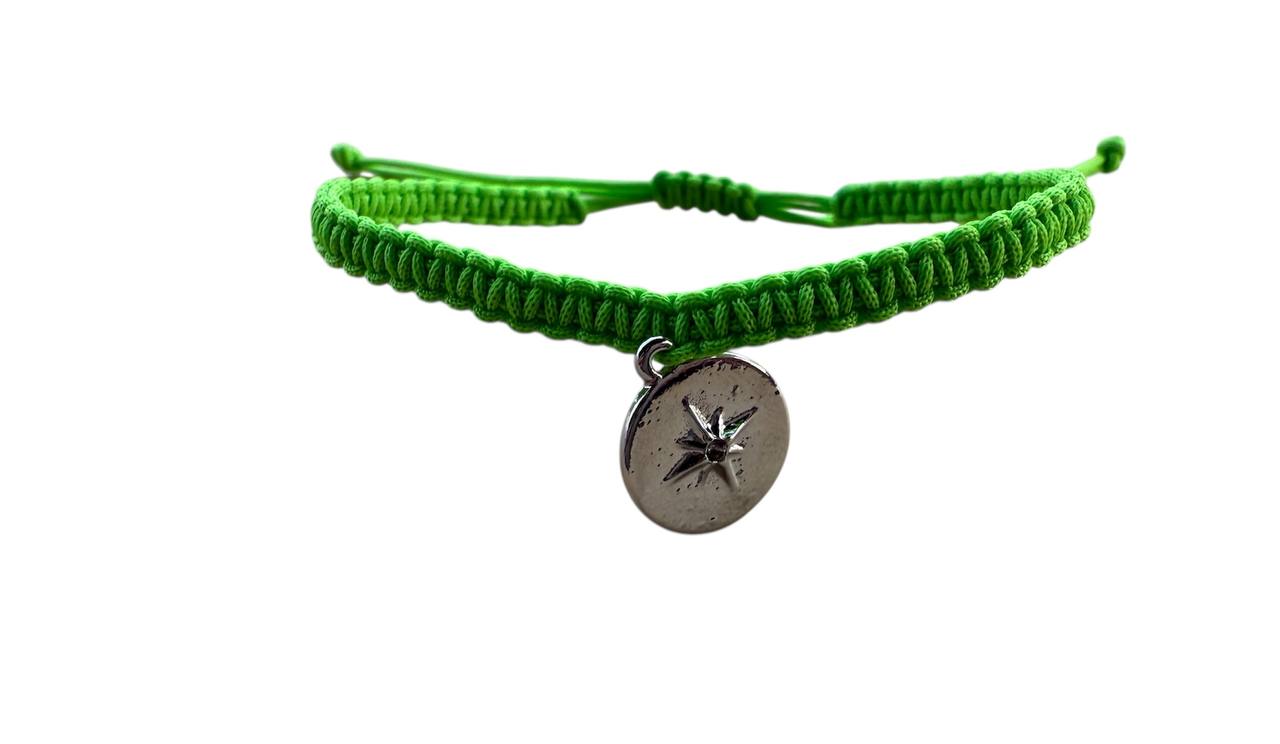 Makramee Armband mit Kompass-Anhänger 🌍 Silber | Handgemacht | Grün | Verstellbar