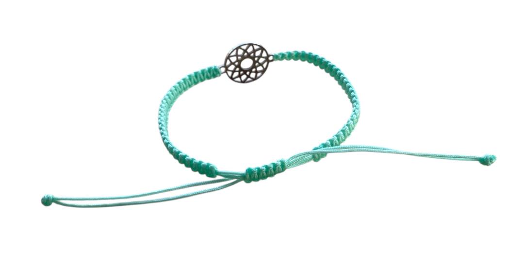 Handgemachtes Makramee Armband mit Mandala-Anhänger – Türkis & Silber | Verstellbar 16–20 cm