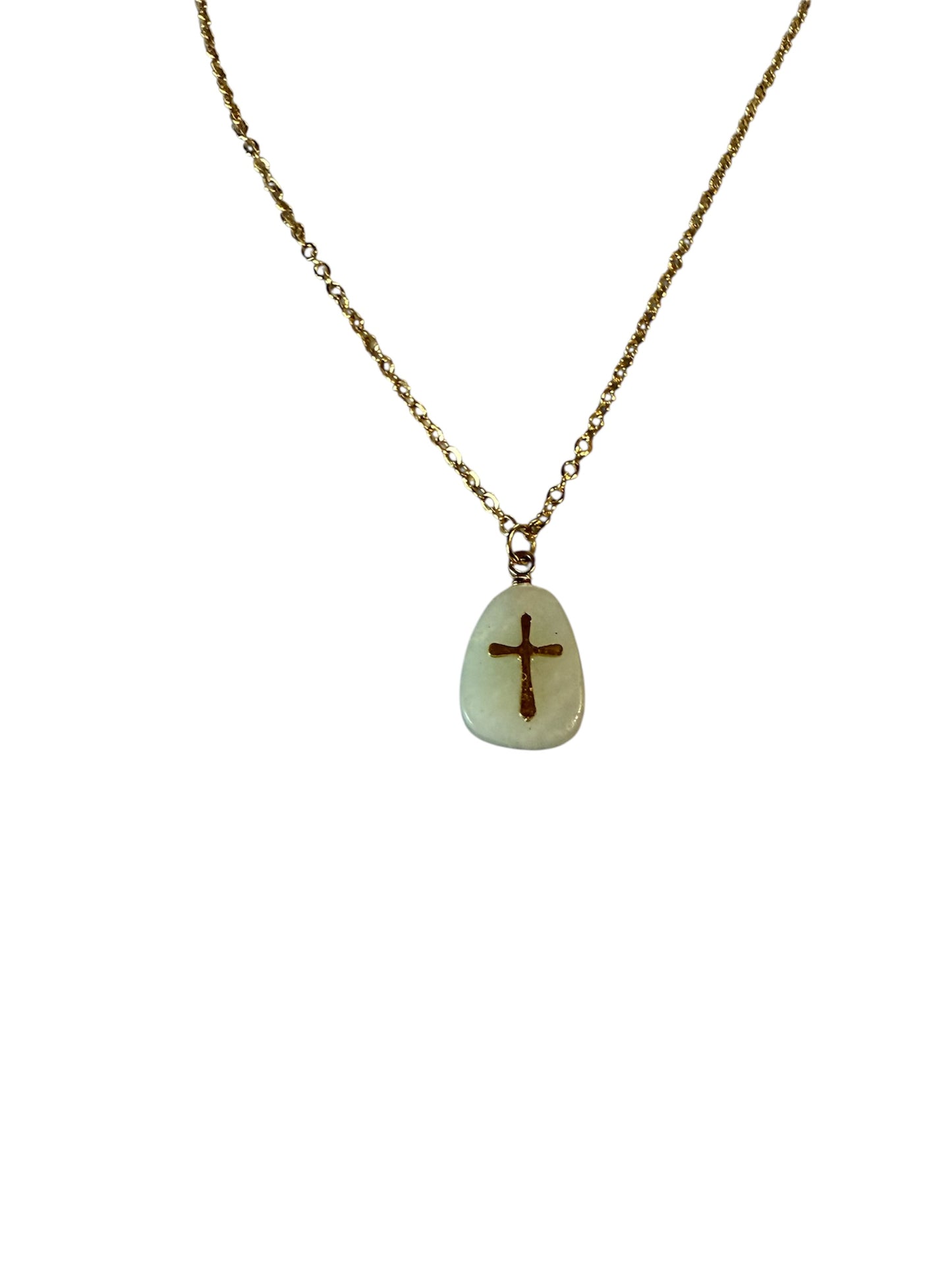 Goldene Edelstahl Halskette mit hellgrünem Naturstein & Kreuz – 45cm | 15x10mm Anhänger