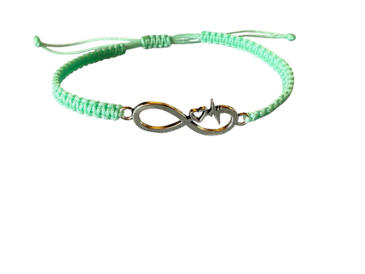 Makramee Armband Mintgrün mit Infinity-Herz-Anhänger – Handgemacht – Verstellbar 16–20 cm