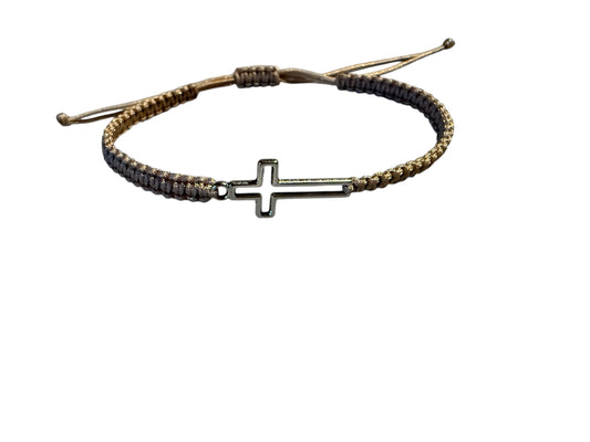 Makramee Armband mit Kreuz-Anhänger | Handgefertigt | Verstellbar | Hellbraun & Silber