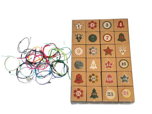 Makramee Adventskalender mit 24 handgefertigten Armbändern – personalisierbar