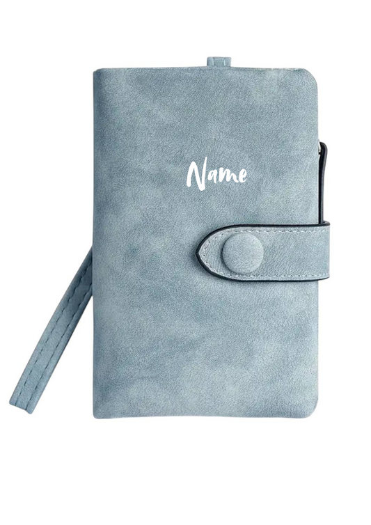 Hellblaue Geldbörse mit Dreifach-Faltung & Handschlaufe – personalisierbar 💙✨