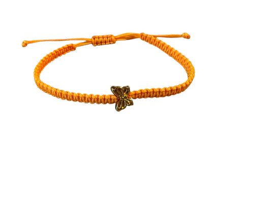 Makramee Armband mit Schmetterling 🧶 | Handgefertigt | Goldener Anhänger | In 5 Größen & 38 Farben