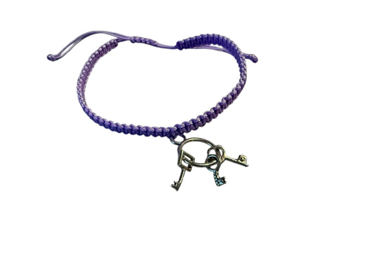Makramee Armband mit Schlüssel-Anhänger in Silber | Fliederfarben | Handgemacht & verstellbar