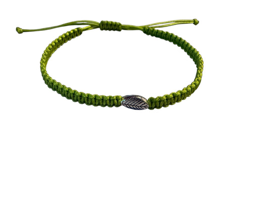 Makramee Armband mit Blatt-Anhänger 🌿 | Handgemacht | Hellgrün | Verstellbar 16–20cm