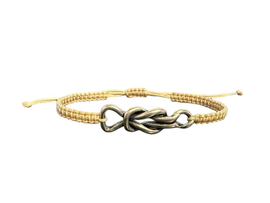 Makramee Armband „Kreuzknoten“ – Beige & Silber | Symbolisches Handgelenk-Statement