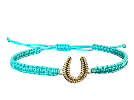 Handgefertigtes Makramee-Armband mit Hufeisen-Anhänger – personalisierbar in Farbe & Größe | Glücksarmband (S2)