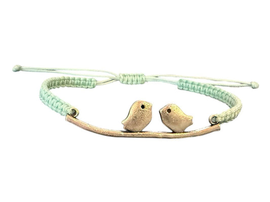 Makramee-Armband mit Spatzen-Anhänger – handgefertigt, verstellbar & personalisierbar | Symbol für Liebe & Freiheit (S6)