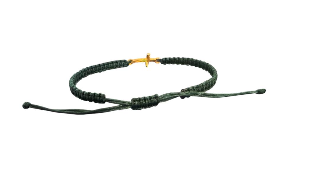 Handgefertigtes Makramee-Armband mit goldfarbenem Kreuz-Anhänger – personalisierbar & verstellbar | Symbolischer Schmuck für Damen & Herren (G1)