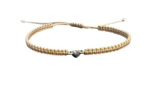 Handgefertigtes Makramee-Armband mit kleinem Silber-Herz – personalisierbar & verstellbar | Symbol für Liebe & Freundschaft (S15)